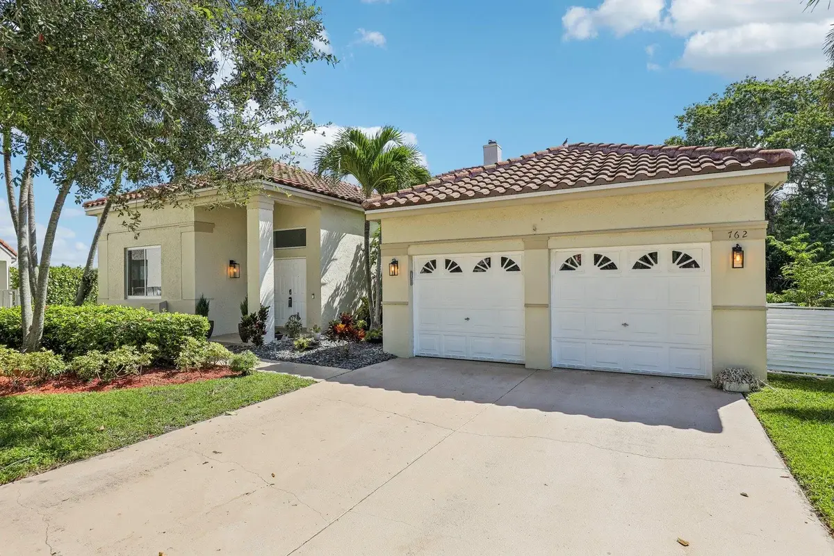 762 Heritage Dr, Weston: photo 1 of 77