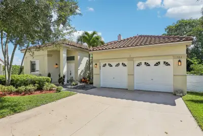 762 Heritage Dr, Weston: photo 1 of 77
