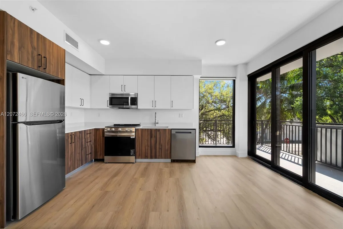 2479 NE 192nd St #105, Miami: photo 1 of 25