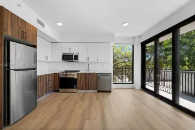 2479 NE 192nd St #105, Miami: photo 1 of 25