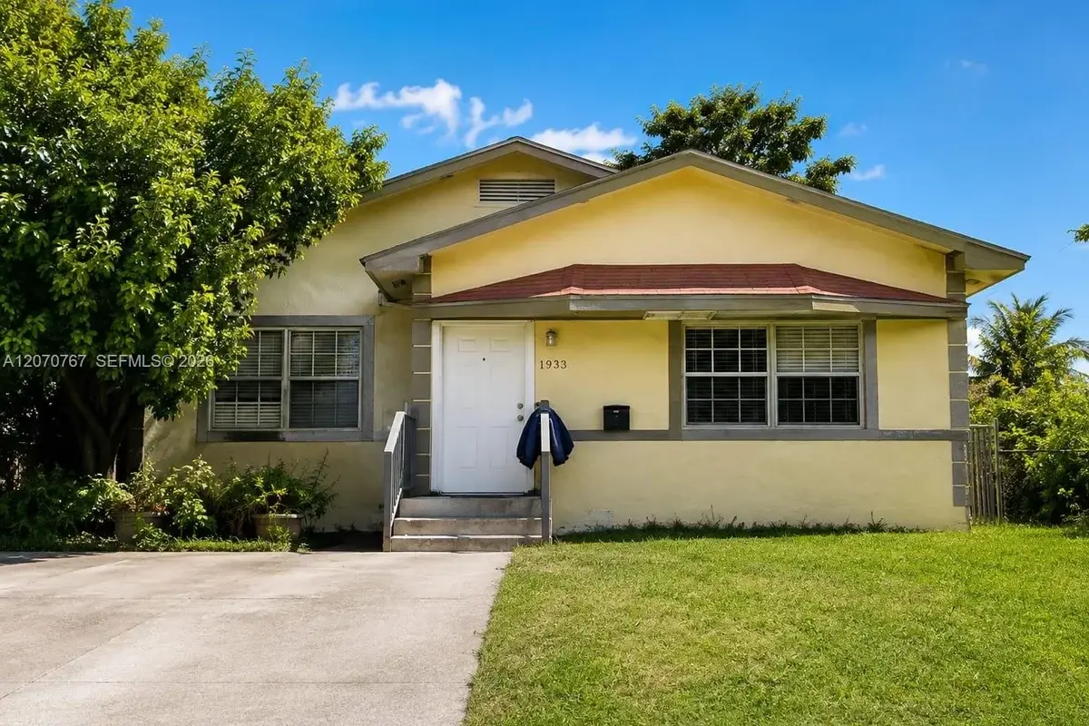 1935 NW 76th St, Miami: photo 1 of 3