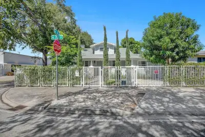 421 NE 70th St, Miami: photo 1 of 81