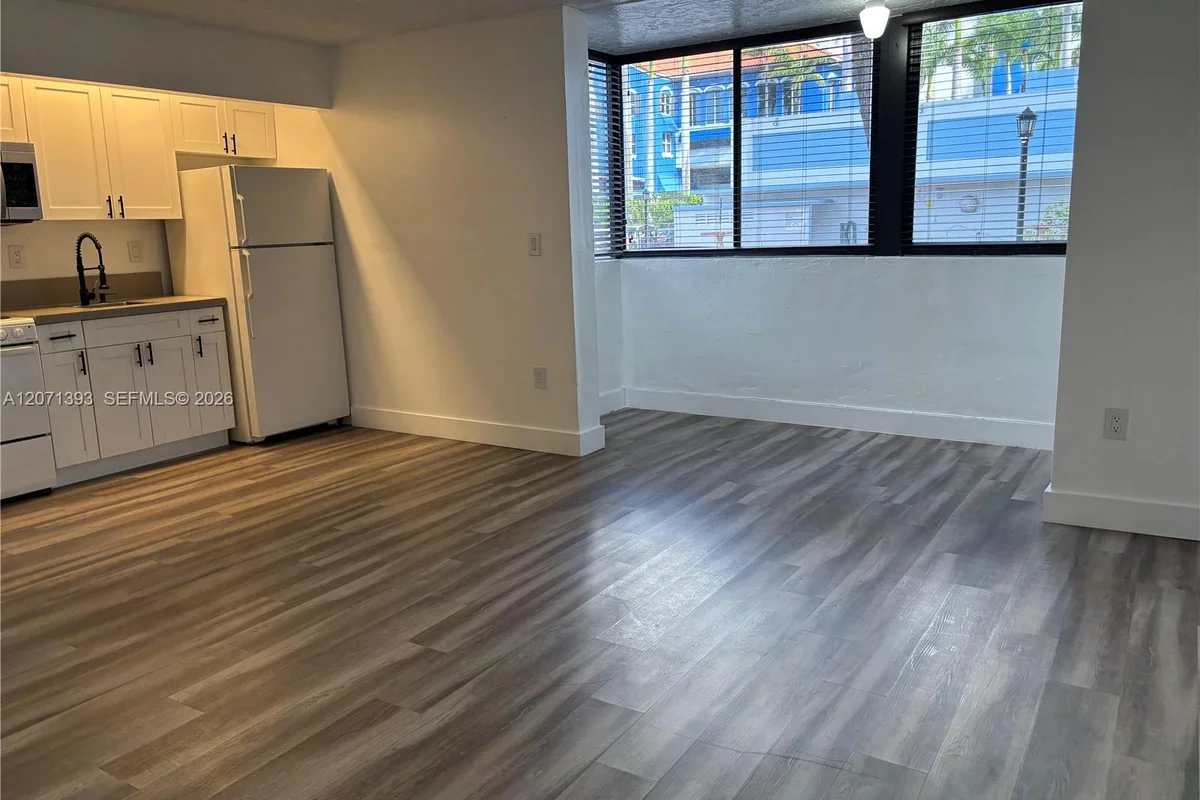 5033 NW 7th St #101, Miami: photo 1 of 23