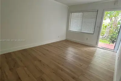 505 NE 82nd St #5, Miami: photo 1 of 6