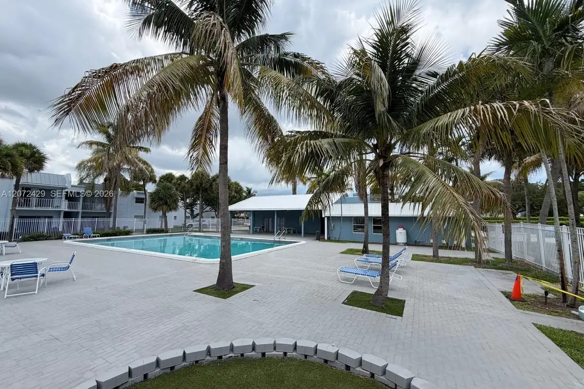 411 Executive Center Dr #109, West Palm Beach: photo 1 of 16