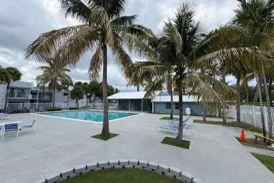 411 Executive Center Dr #109, West Palm Beach: photo 1 of 16