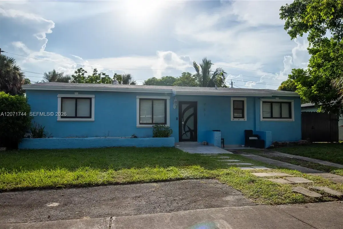 901 NW 33rd Dr, Lauderhill: photo 1 of 8