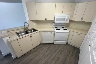 6288 NW 186th St #109, Hialeah: photo 1 of 8