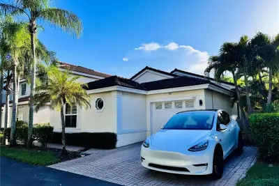 1480 Sweetbay Way, Hollywood: photo 1 of 20