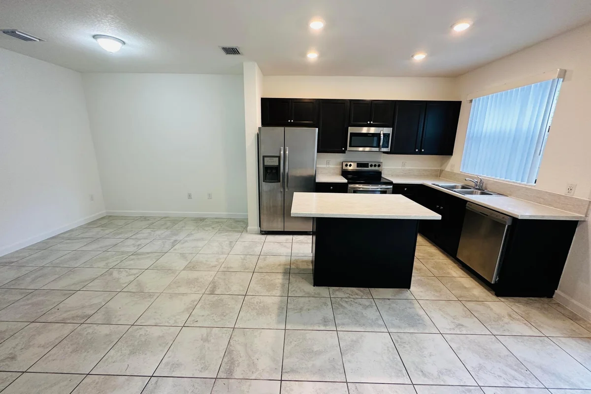 346 NE 208th Ter, Miami: photo 1 of 17