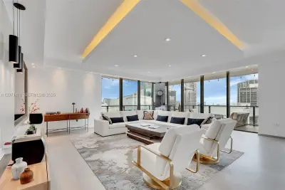 68 SE 6th St #3911, Miami: photo 1 of 45