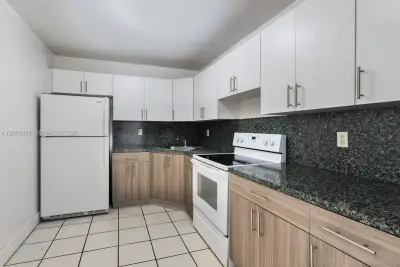 Apartment in Hialeah: photo 1 of 13