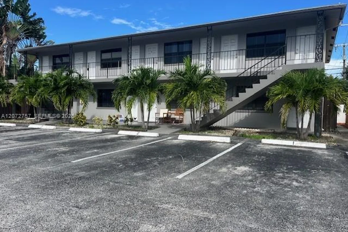 5610 NE 18th Ave #6, Fort Lauderdale: photo 1 of 11