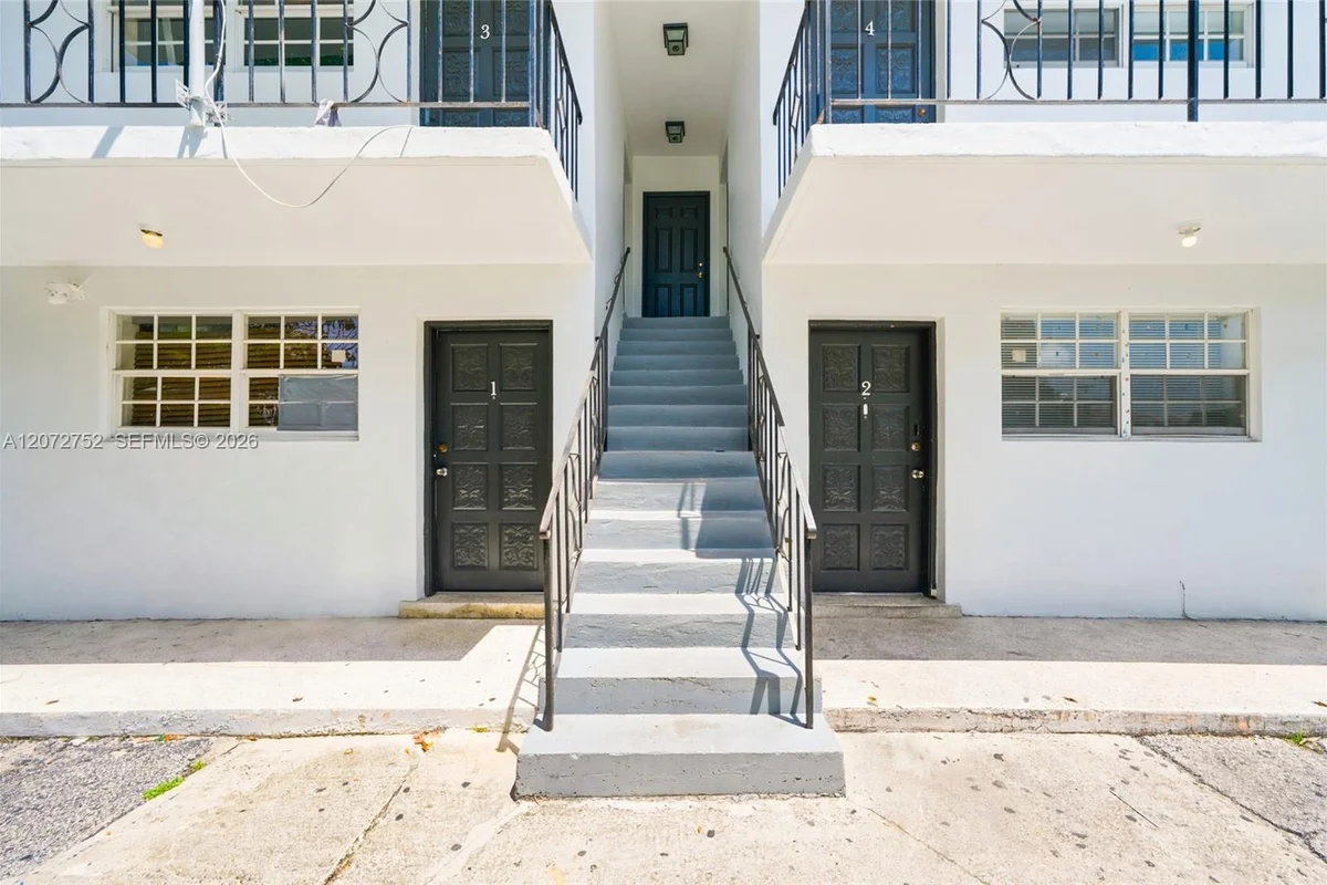 219 NW 10th Ave #4, Miami: photo 1 of 26