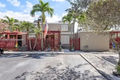 1281 W Fairway Rd, Pembroke Pines: photo 1 of 30