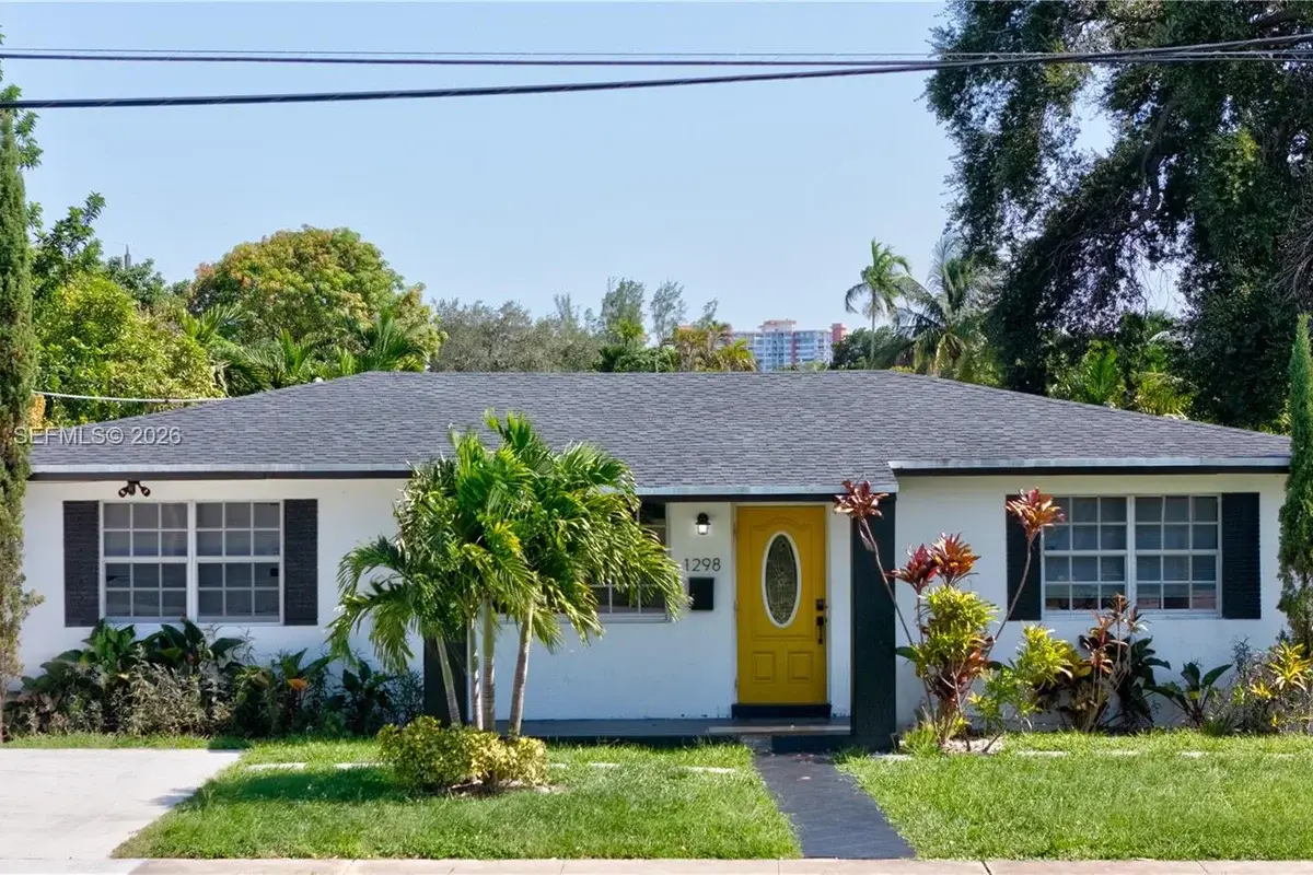 1298 NE 199th St, Miami: photo 1 of 36