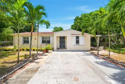 596 NW 109th St, Miami: photo 1 of 40