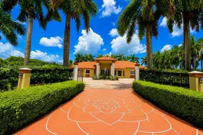19701 SW 197th Ave, Miami: photo 1 of 6