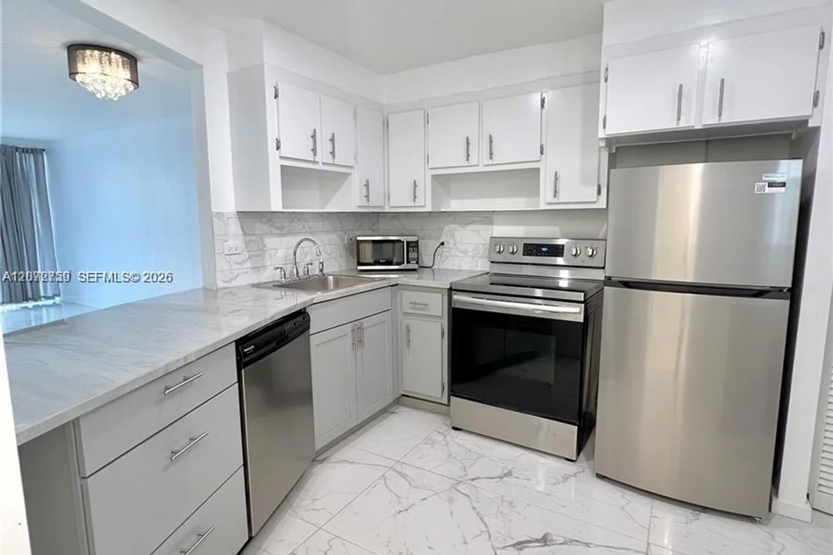 1710 NE 191st St #307-3, Miami: photo 1 of 21