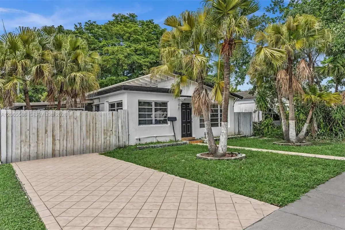 1943 Rodman St, Hollywood: photo 1 of 84