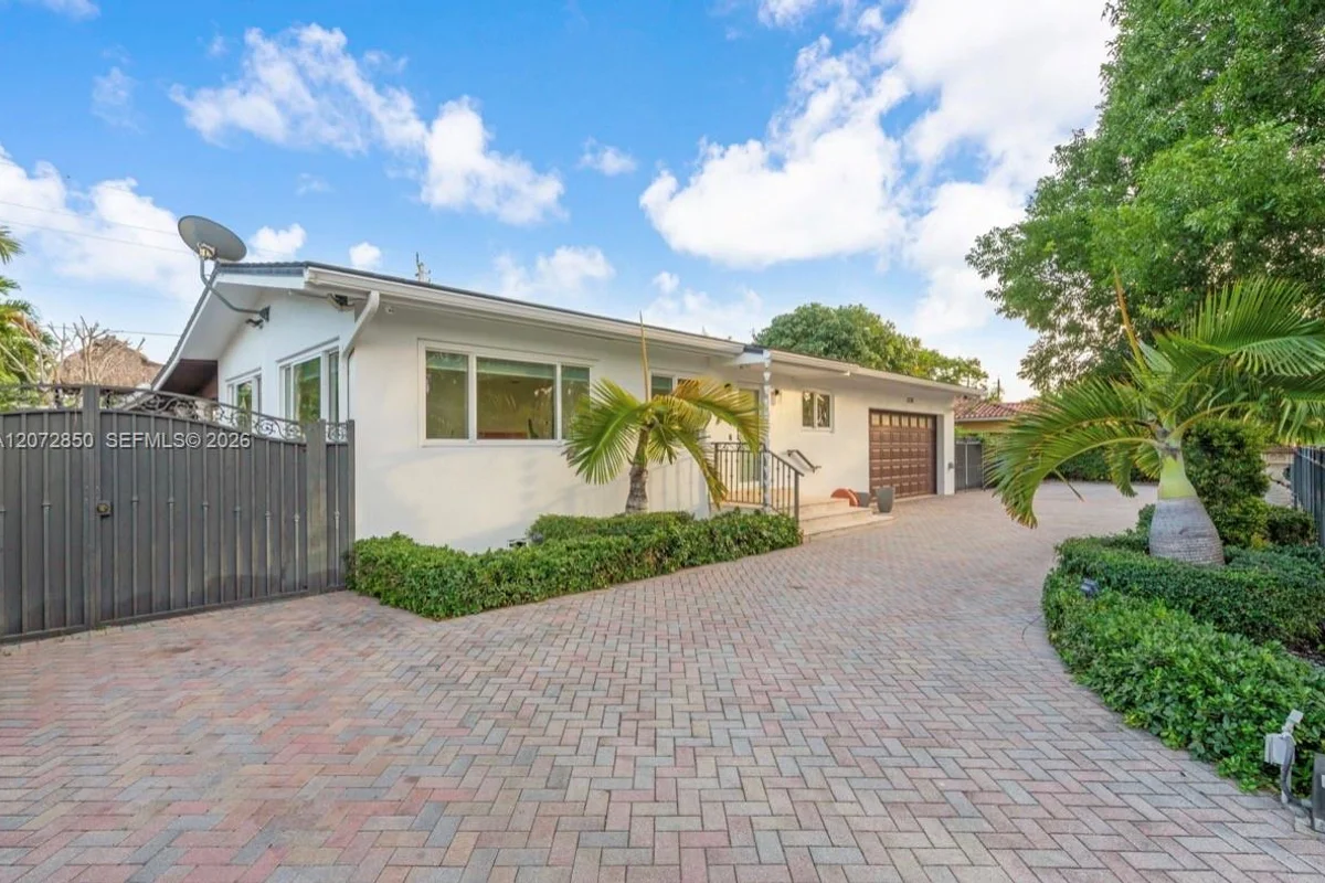 5330 SW 7th St, Miami: photo 1 of 57
