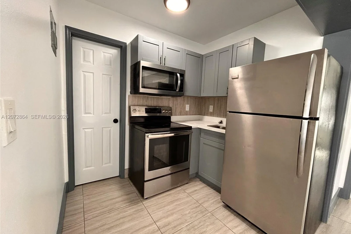 1928 Wilson St #3, Hollywood: photo 1 of 8