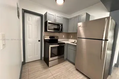 1928 Wilson St #3, Hollywood: photo 1 of 8
