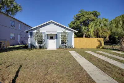 632 11th St, West Palm Beach: photo 1 of 11