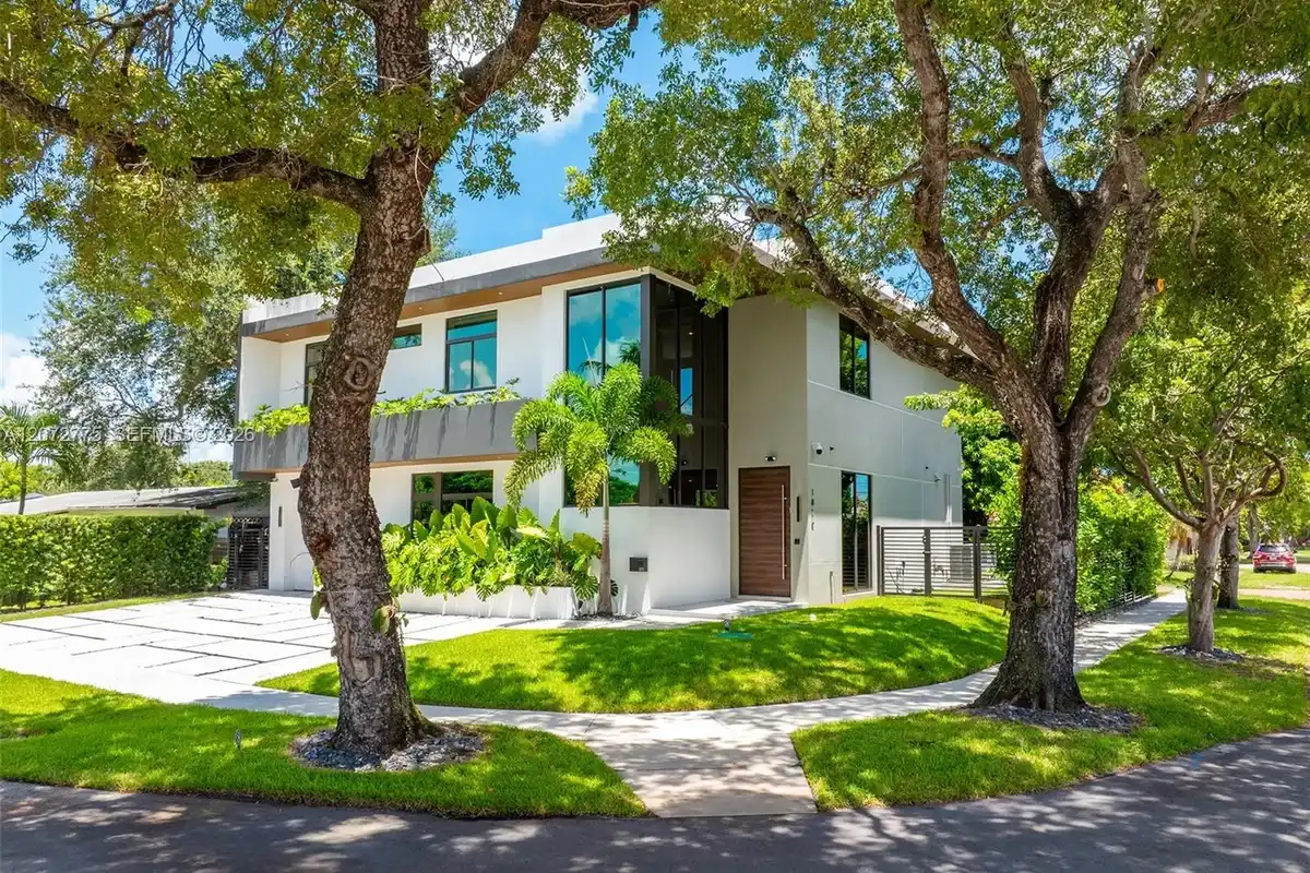 1875 NE 193rd St, Miami: photo 1 of 51