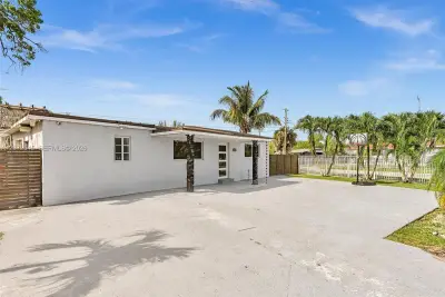 2001 NW 206th St, Miami Gardens: photo 1 of 34