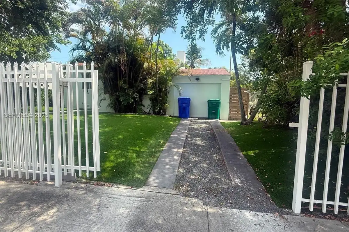 52 NE 51st St, Miami: photo 1 of 13
