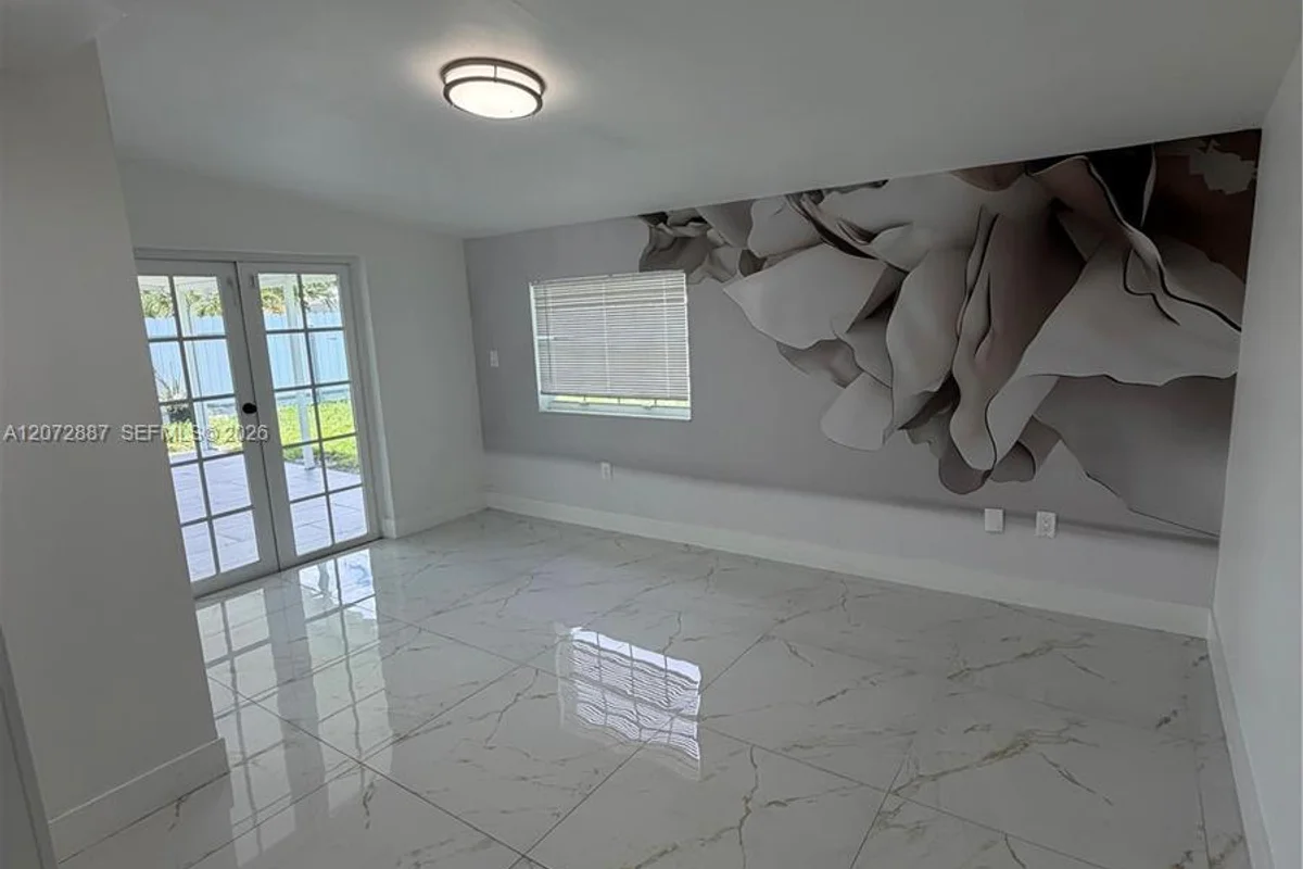 6480 W 13th Ave, Hialeah: photo 1 of 18