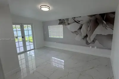 6480 W 13th Ave, Hialeah: photo 1 of 18