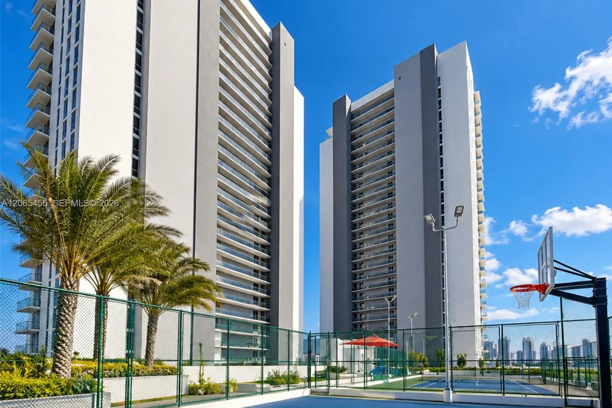 16385 Biscayne Blvd #419, North Miami Beach: photo 1 of 19