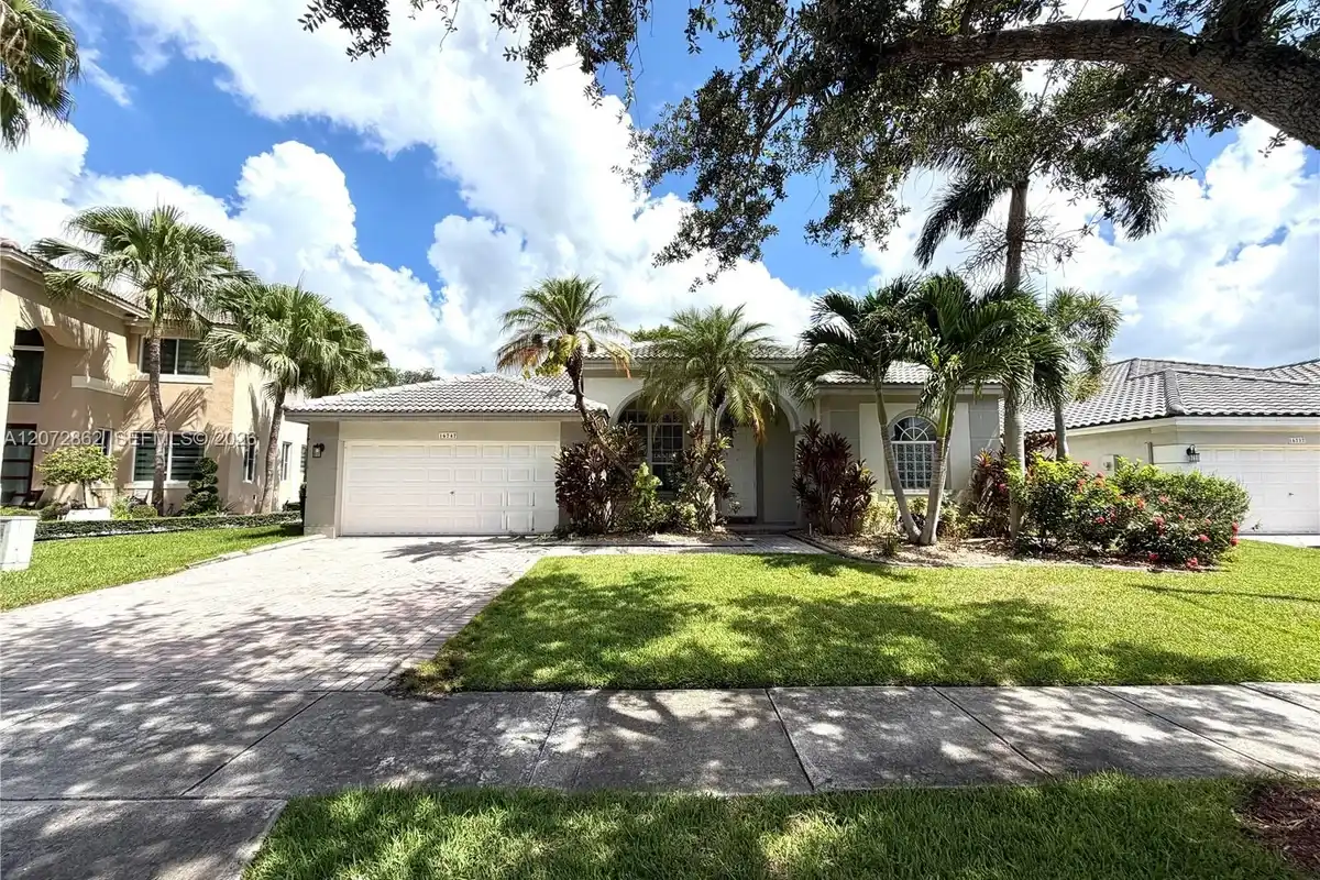 16747 NW 10th St, Pembroke Pines: photo 1 of 21