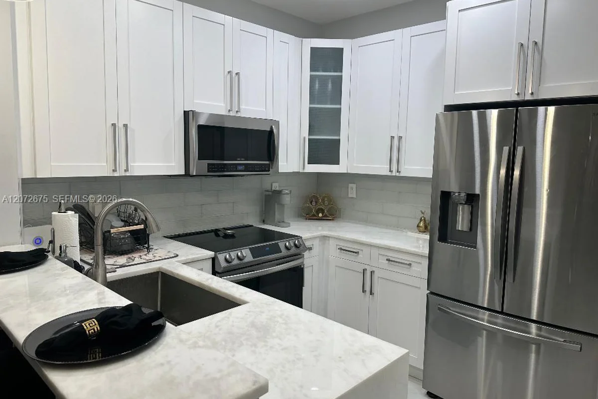 7690 S Southwood Cir, Davie: photo 1 of 30