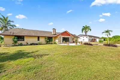 22100 194th Ave, Miami: photo 1 of 45
