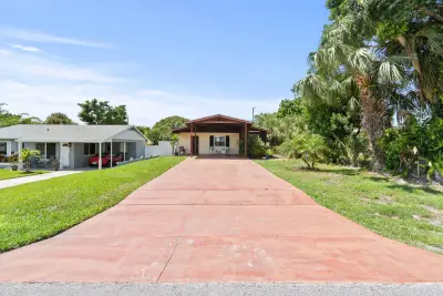 1102 Florence Rd, Lantana: photo 1 of 17
