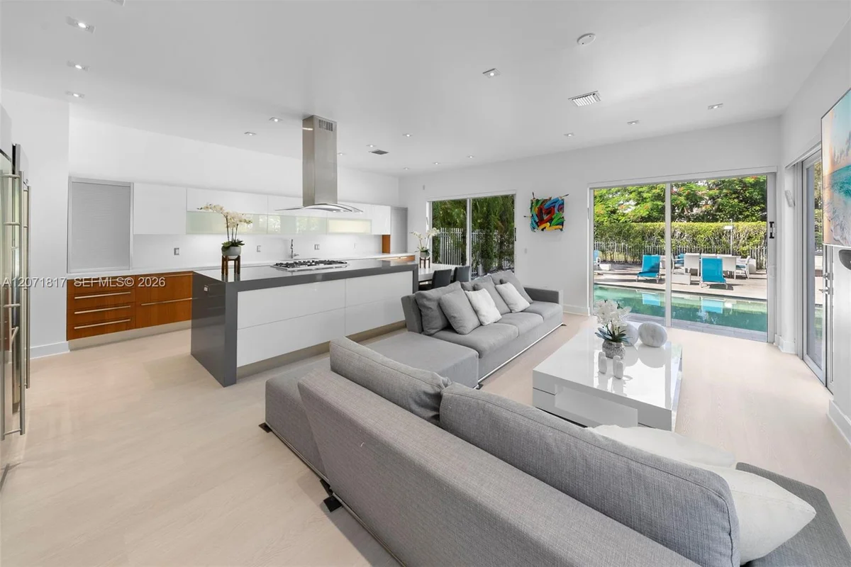 19522 NE 17th Ave, Miami: photo 1 of 27