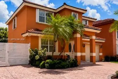 19727 NW 84 Th Pl, Hialeah: photo 1 of 21