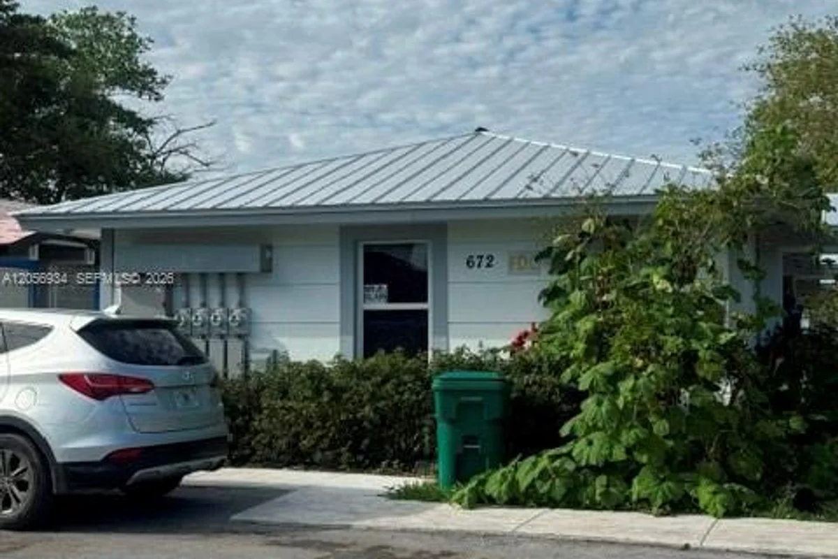 684 NW 14th St, Florida City: photo 1 of 33