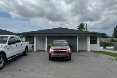634 NW 12th St, Florida City: photo 1 of 26