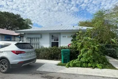 678 NW 14th St, Florida City: photo 1 of 26