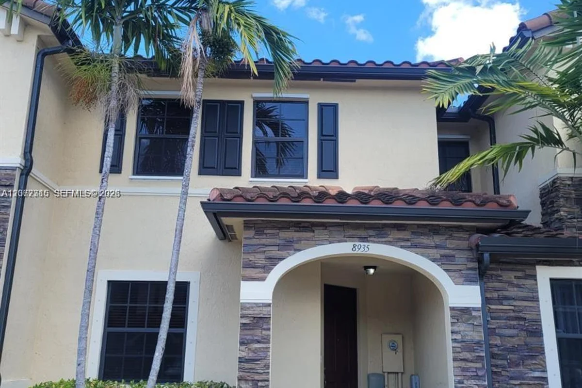 8935 W 35th Ln, Hialeah: photo 1 of 30