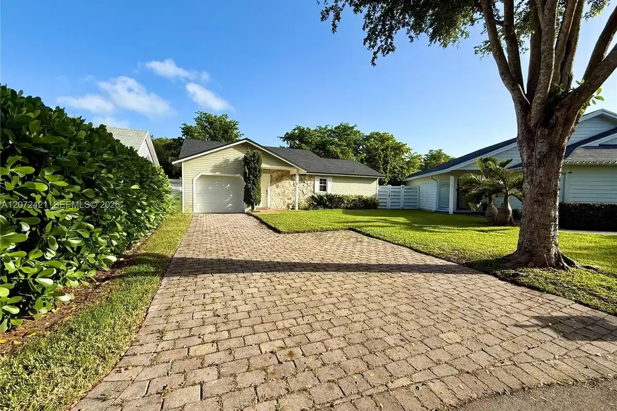 14353 SW 150th Ter, Miami: photo 1 of 32
