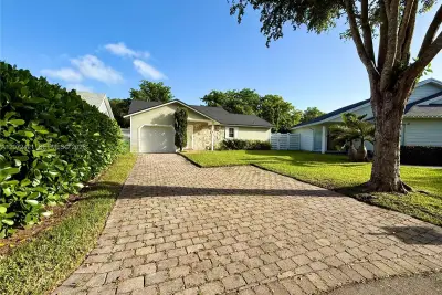 14353 SW 150th Ter, Miami: photo 1 of 32