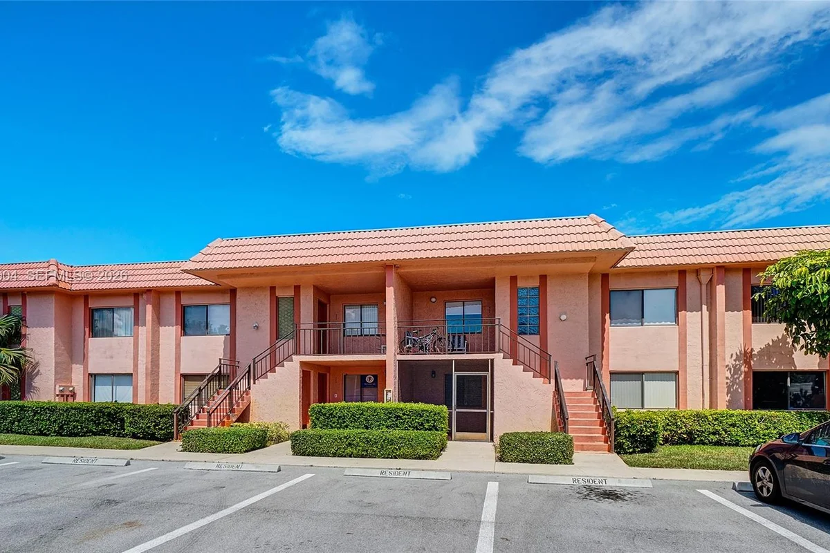 231 Lakeview Dr #103, Weston: photo 1 of 28