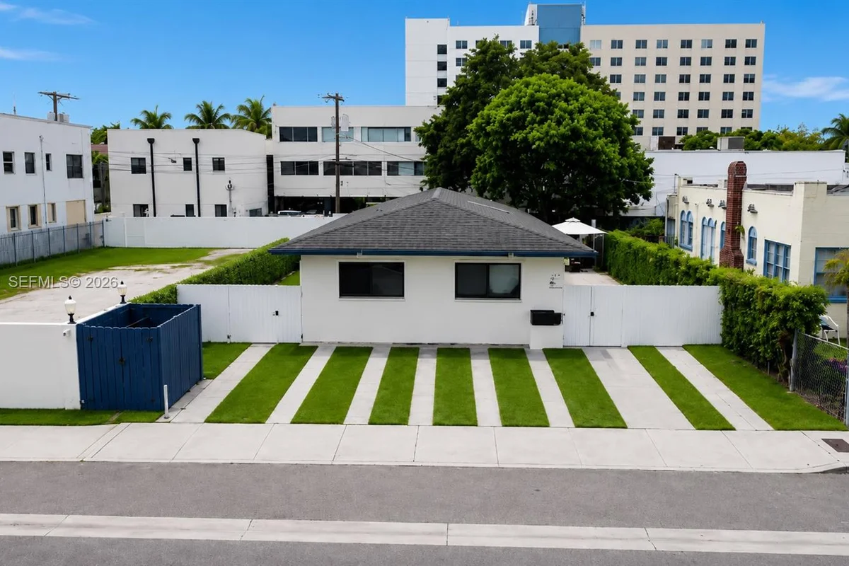 2247 SW 9th St, Miami: photo 1 of 46