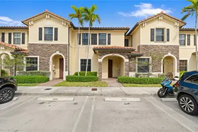 8881 W 35th Ln, Hialeah: photo 1 of 34