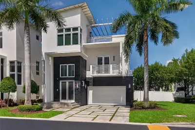 3460 NW 84th Ave, Doral: photo 1 of 38